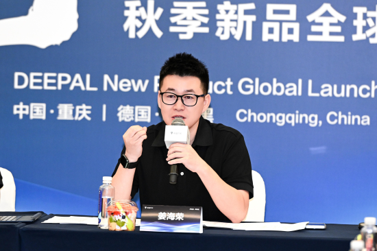 图为深蓝汽车总裁姜海荣交流发言。活动举办方供图 图为深蓝汽车总裁姜海荣交流发言。活动举办方供图