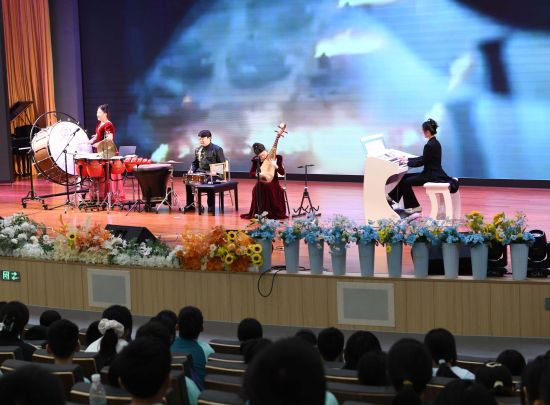 图为学生欣赏表演。周毅 摄 图为学生欣赏表演。周毅 摄