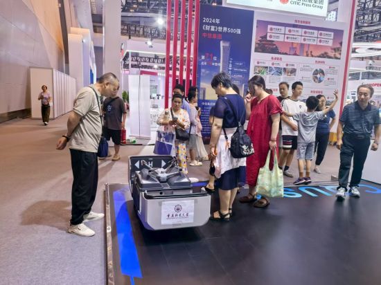 图为陆空一体化智能安全巡检技术与装备。重庆科技大学 供图 图为陆空一体化智能安全巡检技术与装备。重庆科技大学 供图