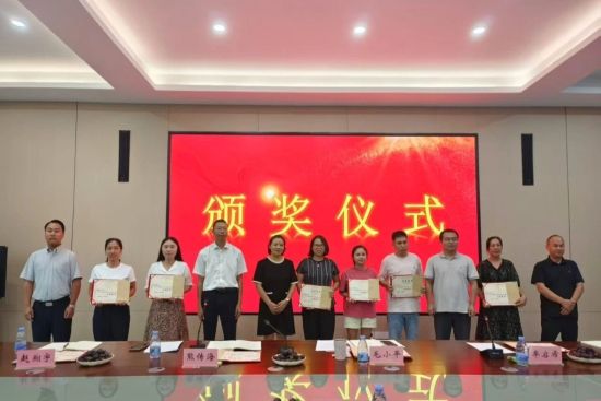 图为颁奖仪式现场。奉节县安坪镇 供图 图为颁奖仪式现场。奉节县安坪镇 供图
