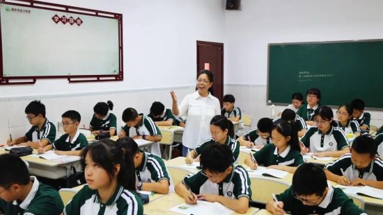 图为程定兰教学中。 图为程定兰教学中。