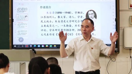 图为李福中教学中。 图为李福中教学中。