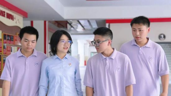图为育才职教教师和学生贴心交谈。 图为育才职教教师和学生贴心交谈。