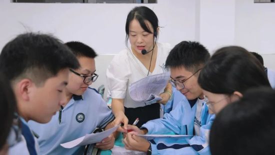 图为周小利教学中。 图为周小利教学中。