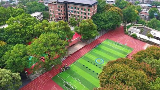 图为学校全景。 图为学校全景。