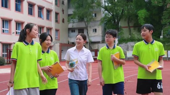 图为向小兰老师与学生课下谈心 图为向小兰老师与学生课下谈心