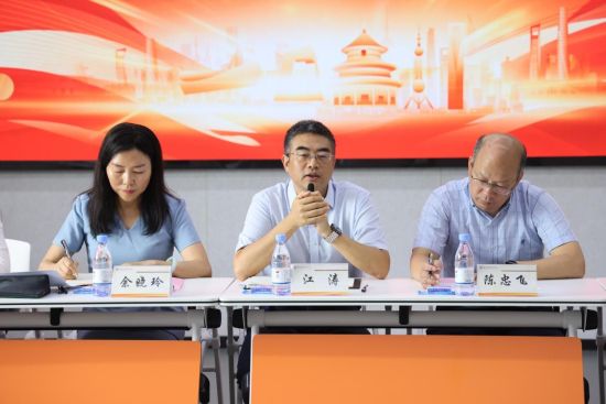 图为学校党委书记江涛主持活动。 图为学校党委书记江涛主持活动。