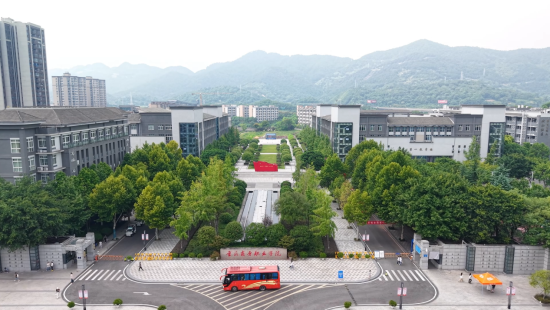 图为校园全景。 图为校园全景。