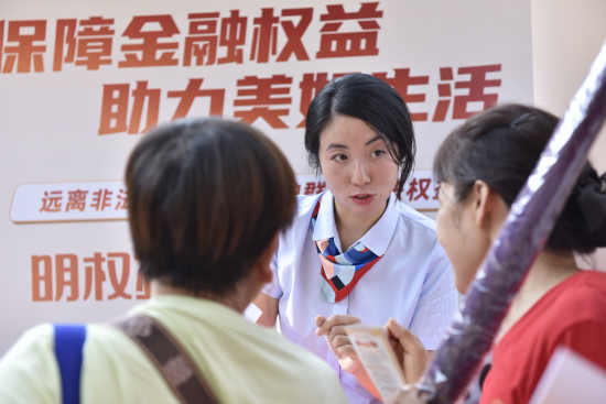 图为市民驻足浦发银行展台,了解金融知识。罗永皓 摄 图为市民驻足浦发银行展台,了解金融知识。罗永皓 摄
