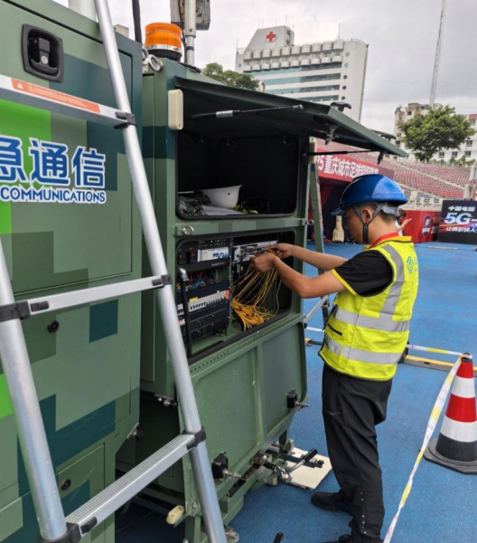 图为工作人员调试应急通信车上设备。中国移动重庆公司 供图 图为工作人员调试应急通信车上设备。中国移动重庆公司 供图