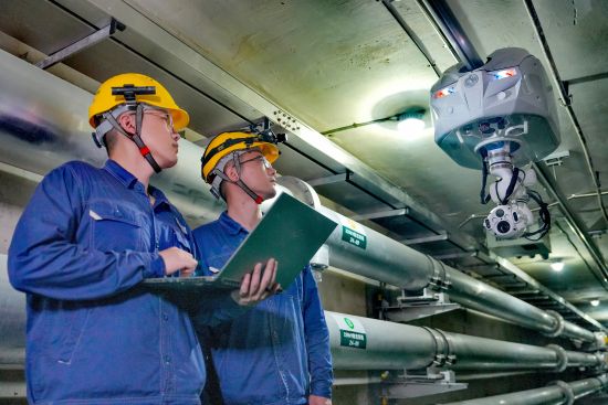 图为国网重庆超高压公司借助导轨式巡检机器人进行巡检工作。 国网重庆超高压公司 供图 图为国网重庆超高压公司借助导轨式巡检机器人进行巡检工作。 国网重庆超高压公司 供图