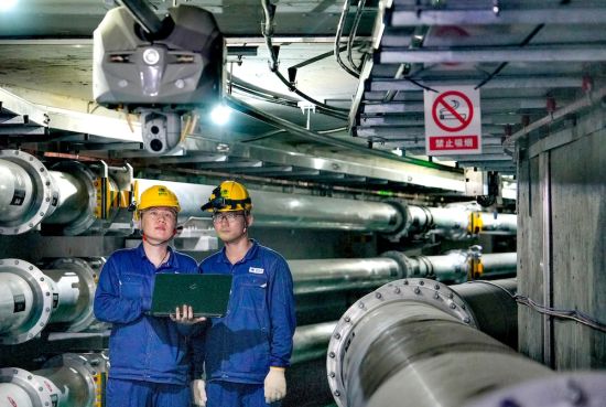 图为国网重庆超高压公司借助导轨式巡检机器人进行巡检工作。 国网重庆超高压公司 供图 图为国网重庆超高压公司借助导轨式巡检机器人进行巡检工作。 国网重庆超高压公司 供图