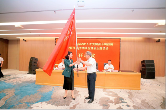 图为重庆市人力资源和社会保障局专家服务中心主任彭璐为活动授旗。闫斯摄 图为重庆市人力资源和社会保障局专家服务中心主任彭璐为活动授旗。闫斯摄