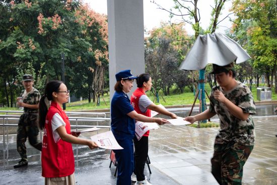 图为宣传人员向学生发放宣传资料。 南川区消防救援局供图 图为宣传人员向学生发放宣传资料。 南川区消防救援局供图