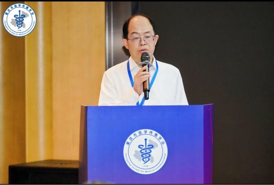 图为王兴勇讲话。重庆市医学传播学会供图 图为王兴勇讲话。重庆市医学传播学会供图