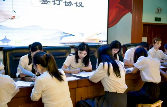 图为“青蓝工程”师徒结对仪式现场。合川区行知小学 供图 图为“青蓝工程”师徒结对仪式现场。合川区行知小学 供图