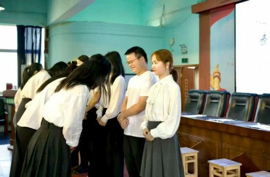 图为“青蓝工程”师徒结对仪式现场。合川区行知小学 供图 图为“青蓝工程”师徒结对仪式现场。合川区行知小学 供图