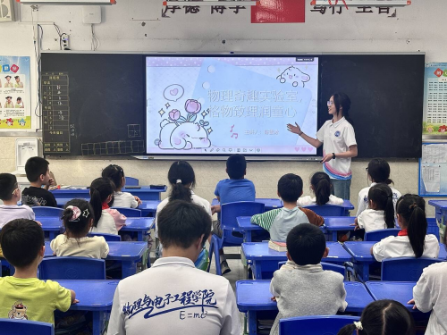 图为活动现场。重庆师范大学物理与电子工程学院 供图 图为活动现场。重庆师范大学物理与电子工程学院 供图