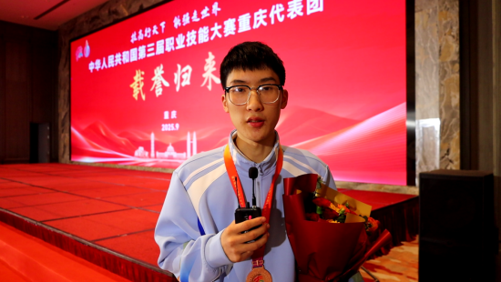 图为重庆市两江职业教育中心获奖学生蒋水海。重庆电视台《教育新视界》栏目供图 图为重庆市两江职业教育中心获奖学生蒋水海。重庆电视台《教育新视界》栏目供图