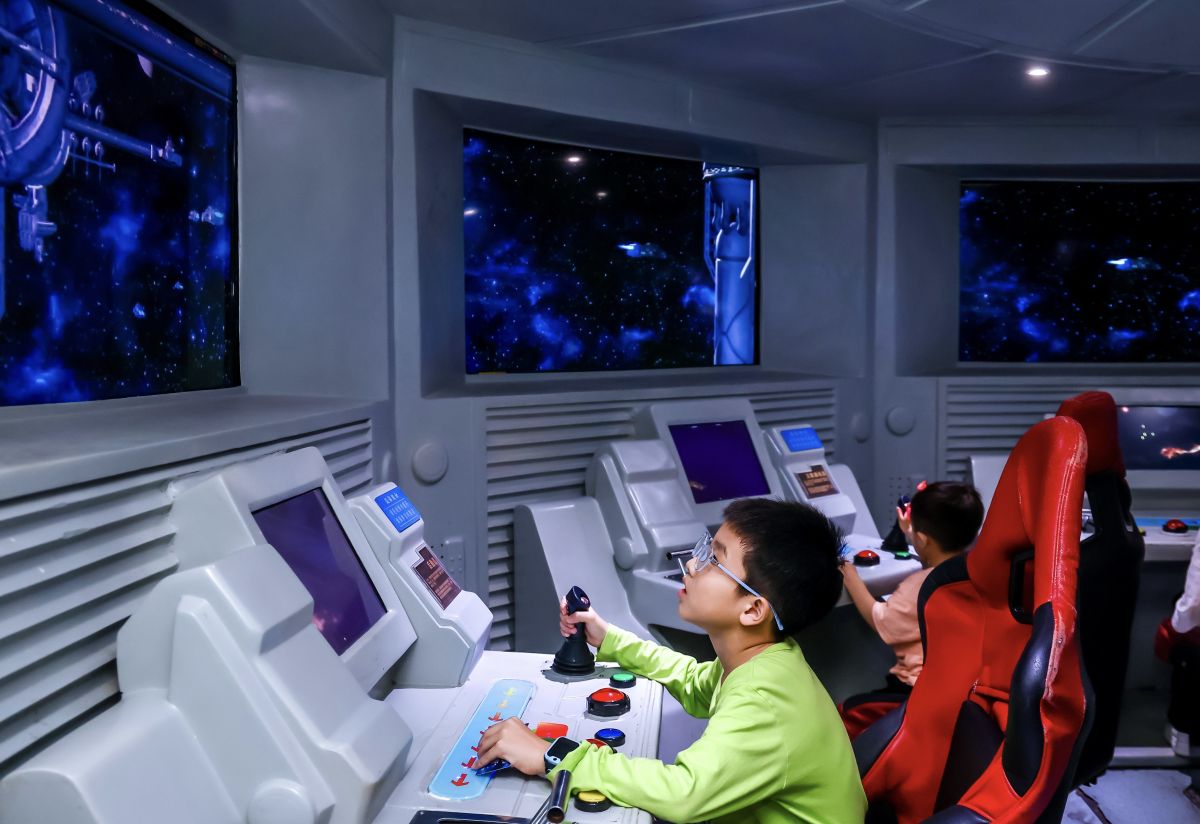 图为小朋友们体验科技装置。重庆科技馆供图 图为小朋友们体验科技装置。重庆科技馆供图