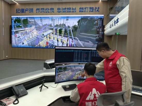图为“耀红岩”服务队员通过数字化监控体系对220千伏大坪变电站内设备和环境进行实时监控。秦雪 摄  图为“耀红岩”服务队员通过数字化监控体系对220千伏大坪变电站内设备和环境进行实时监控。秦雪 摄