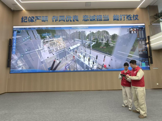 图为“耀红岩”服务队队员在大溪沟集控站数字化智慧监控大厅进行值守。秦雪 摄 图为“耀红岩”服务队队员在大溪沟集控站数字化智慧监控大厅进行值守。秦雪 摄