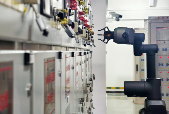 图为操作机械臂自动完成开关柜倒闸操作,替代运维人员到站操作。秦雪 摄 图为操作机械臂自动完成开关柜倒闸操作,替代运维人员到站操作。秦雪 摄