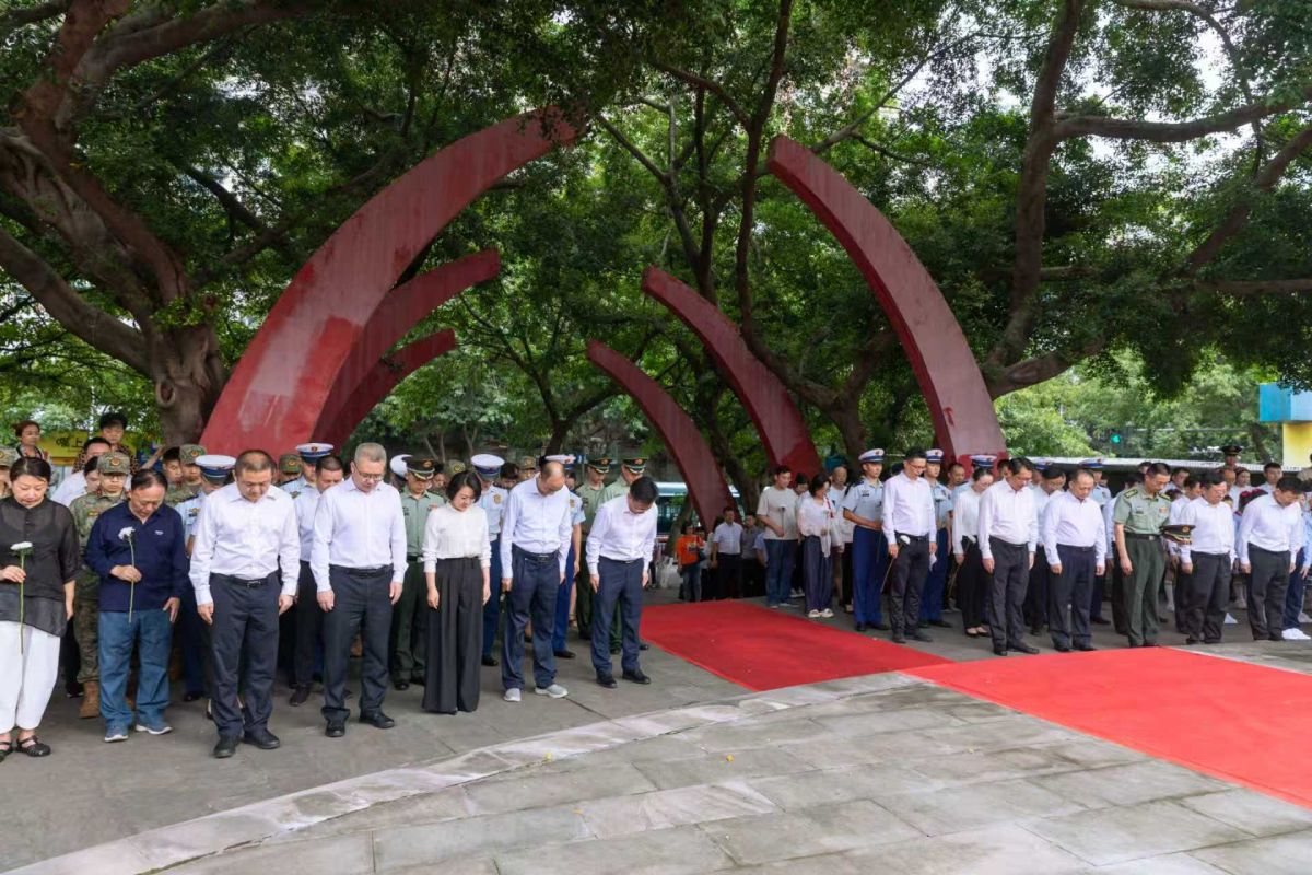 图为全体人员默哀,向革命先烈、革命志士表达哀思。活动主办方供图 图为全体人员默哀,向革命先烈、革命志士表达哀思。活动主办方供图