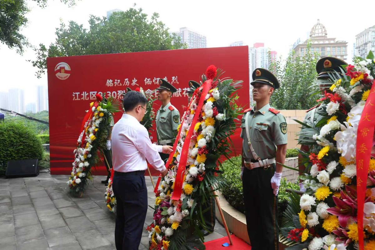 图为江北区委书记陶世祥整理花篮缎带。活动主办方供图 图为江北区委书记陶世祥整理花篮缎带。活动主办方供图