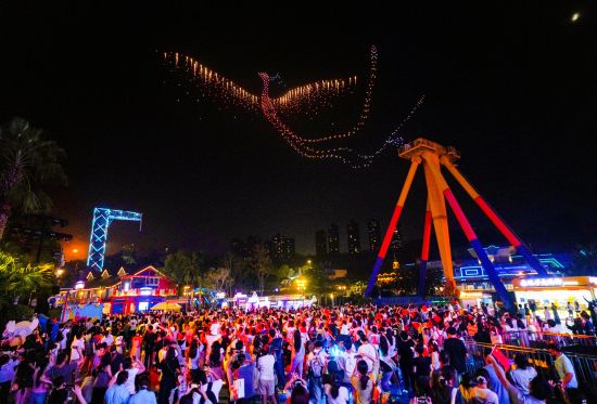 图为搭载着烟花的无人机在天空描绘出“凤凰飞舞”图案。主办方供图 图为搭载着烟花的无人机在天空描绘出“凤凰飞舞”图案。主办方供图