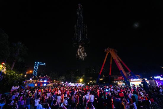 图为搭载着烟花的无人机在天空描绘出“火箭发射”图案。主办方供图 图为搭载着烟花的无人机在天空描绘出“火箭发射”图案。主办方供图