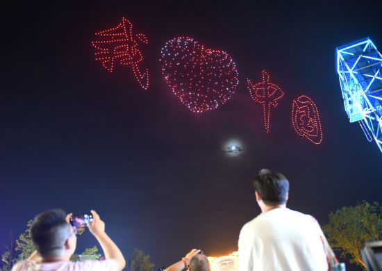 图为无人机在天空描绘出“我爱中国”图案。周毅 摄 图为无人机在天空描绘出“我爱中国”图案。周毅 摄