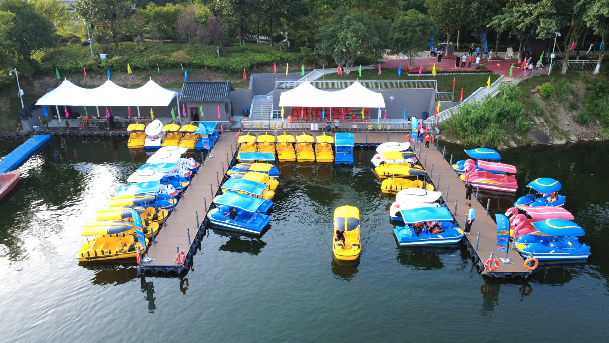 图为游客体验自驾游船项目。肖江川 摄 图为游客体验自驾游船项目。肖江川 摄