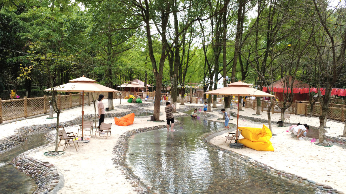 图为小朋友在“溪谷森林探索营”里玩耍。肖江川 摄 图为小朋友在“溪谷森林探索营”里玩耍。肖江川 摄