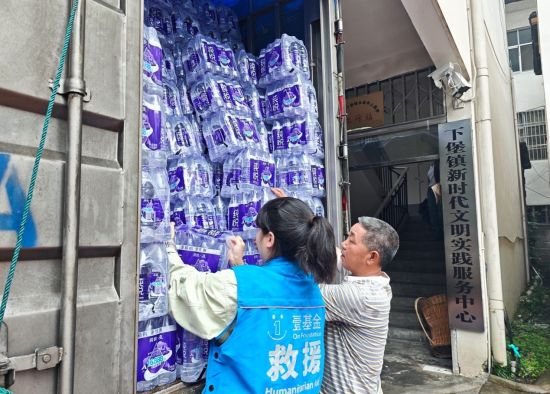 图为中粮可口可乐重庆厂紧急调配24000瓶饮用水驰援巫溪。中粮可口可乐重庆厂供图 图为中粮可口可乐重庆厂紧急调配24000瓶饮用水驰援巫溪。中粮可口可乐重庆厂供图