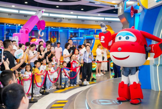 图为国庆假期,游客沉浸式游玩。两江新区宣传部 供图 图为国庆假期,游客沉浸式游玩。两江新区宣传部 供图