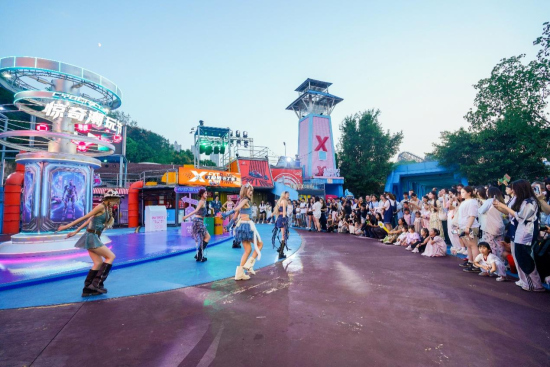 图为重庆欢乐谷的精彩演出。两江新区宣传部 供图 图为重庆欢乐谷的精彩演出。两江新区宣传部 供图