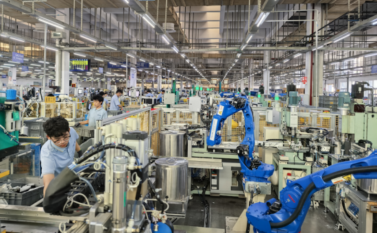 图为工人正在生产线上忙碌。两江新区宣传部 供图 图为工人正在生产线上忙碌。两江新区宣传部 供图