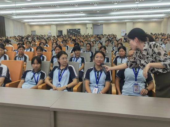 图为活动现场。重庆电视台《教育新视界》栏目 供图 图为活动现场。重庆电视台《教育新视界》栏目 供图