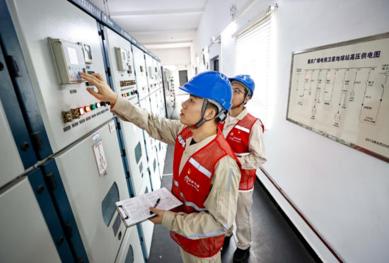 图为国网重庆市南供电公司工作人员对重要客户进行特巡,确保国庆期间用电安全稳定。龚超 摄 图为国网重庆市南供电公司工作人员对重要客户进行特巡,确保国庆期间用电安全稳定。龚超 摄