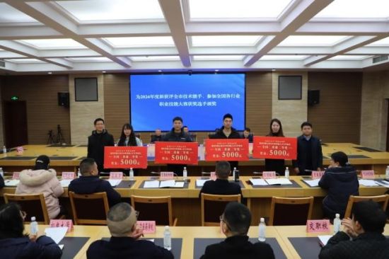 图为胡思雨参加竞赛。重庆机电职业技术大学 供图 图为胡思雨参加竞赛。重庆机电职业技术大学 供图