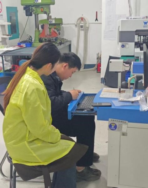 图为实习期间的胡思雨。重庆机电职业技术大学 供图 图为实习期间的胡思雨。重庆机电职业技术大学 供图
