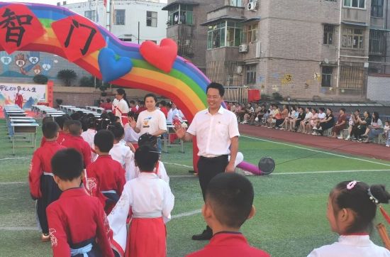图为新生步入“启智门”。合川区云门小学 供图 图为新生步入“启智门”。合川区云门小学 供图