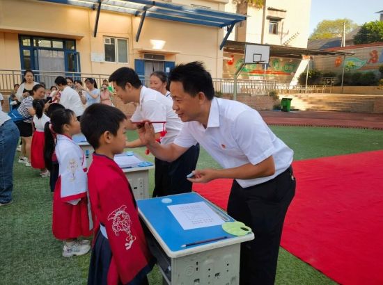 图为老师们为新生点上朱砂。合川区云门小学 供图 图为老师们为新生点上朱砂。合川区云门小学 供图