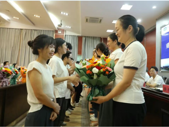 图为“师徒结对”环节。巫山职业教育中心 供图 图为“师徒结对”环节。巫山职业教育中心 供图