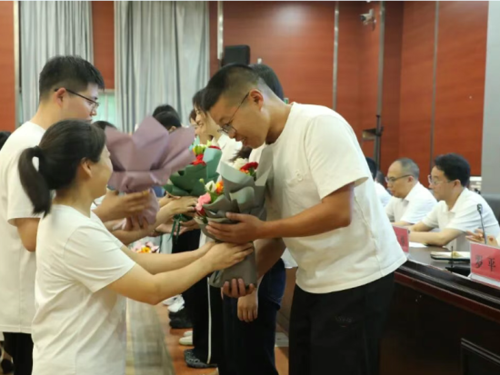 图为“师徒结对”环节。巫山职业教育中心 供图 图为“师徒结对”环节。巫山职业教育中心 供图