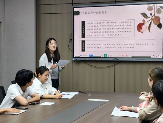 图为“梧桐书苑”青年教师阅读分享活动现场。合川区凤凰小学 供图 图为“梧桐书苑”青年教师阅读分享活动现场。合川区凤凰小学 供图