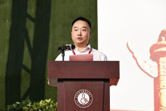 图为璧山职业教育中心校长虞洪剑讲话。璧山职业教育中心 供图 图为璧山职业教育中心校长虞洪剑讲话。璧山职业教育中心 供图