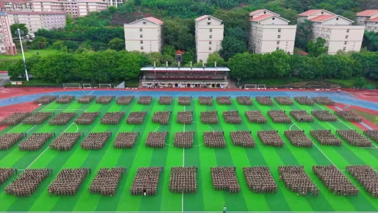图为军训动员大会活动现场。教育项目稿件重庆电视台《教育新视界》栏目供图 图为军训动员大会活动现场。教育项目稿件重庆电视台《教育新视界》栏目供图