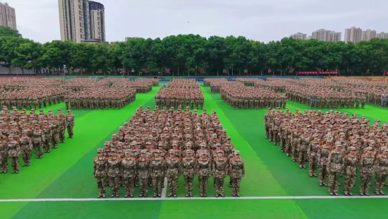 图为军训动员大会活动现场。教育项目稿件重庆电视台《教育新视界》栏目供图 图为军训动员大会活动现场。教育项目稿件重庆电视台《教育新视界》栏目供图